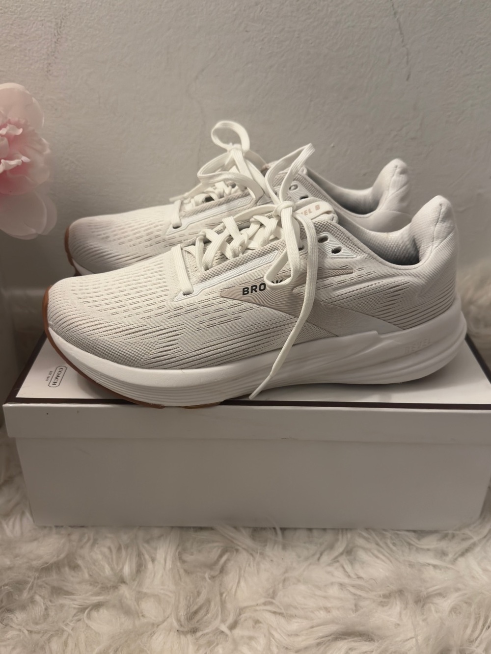 Brooks Revel 8 White Running Shoes Women’s Size 8.5 Athletic Sneakers